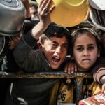 Dos niños frente a uno de los centros de distribución de alimentos en Rafah, al sur de la Franja de Gaza (UNICEF_UNI539224_ZAGOUT)