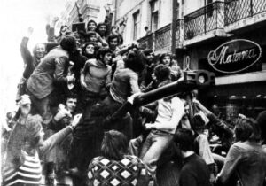 Civiles celebran el golpe sobre un carro de combate en las calles de Lisboa (Wikicommons)