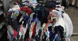 La tienda minorista de Goodwill Outlet, en Estados Unidos, recupera y recicla grandes cantidades de ropa (MPCA Photos /Flickr)
