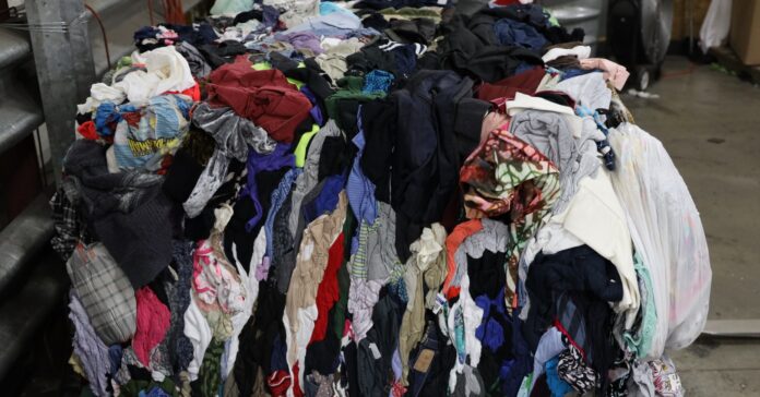 La tienda minorista de Goodwill Outlet, en Estados Unidos, recupera y recicla grandes cantidades de ropa (MPCA Photos /Flickr)