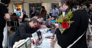 Por Sant Jordi en Cataluña se regalan libros y rosas (Ayuntamiento de Barcelona)