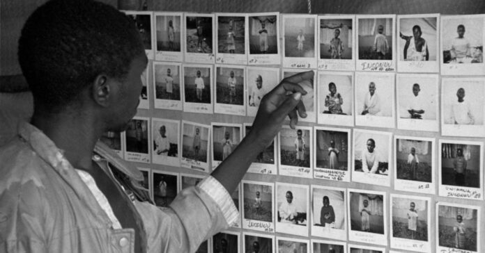 Un padre en Ruanda busca a su hijo perdido mediante el servicio internacional de investigación familiar de Cruz Roja. (CICR/Benno Neeleman)