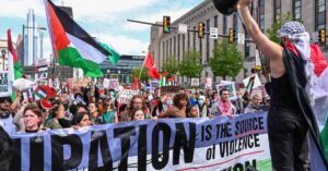 Cientos de estudiantes de Temple, Drexel y UPenn marcharon en solidaridad con Palestina hasta el campus de UPenn el 25 de abril