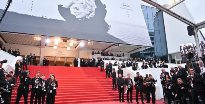 La famosa alfombra roja que da la bienvenida a las estrellas del Festival de Cannes (estentours/ Flickr)