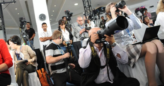 Periodistas en una rueda de premsa (UNClimateChange/Flickr)