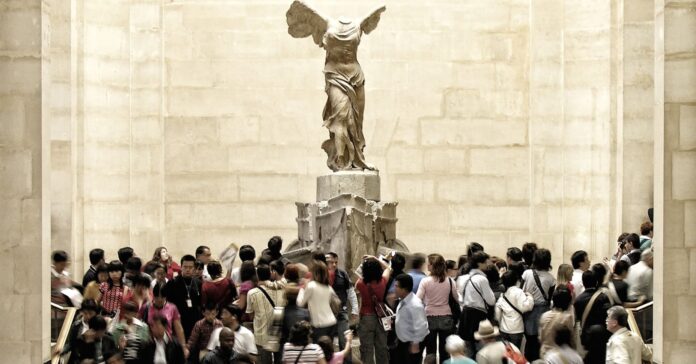 Visitantes del Museo del Louvre de París, uno de los que participa en La Noche de los Museos (Pxhere)
