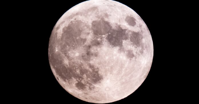 Por primera vez se han recogido muestras de la cara oculta de la luna (Freepik)