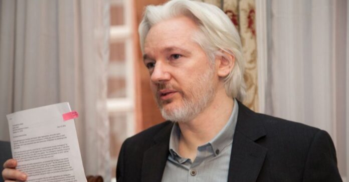 Imagen de Julian Assange en el 2014, cuando estaba asilado en la embajada de Ecuador en Londres. (Gobierno Ecuatoriano)