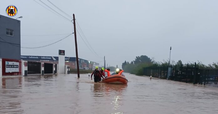 Los bomberos rescatan a unos vecinos del municipio de Alzina (Consorcio Provincial de Bomberos de Valencia)