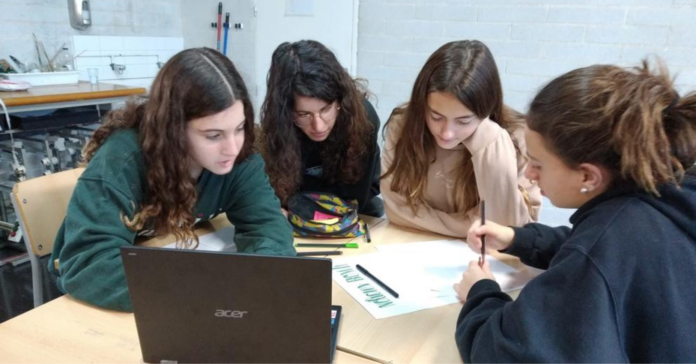 Un grup de adolescentes trabajando en clase