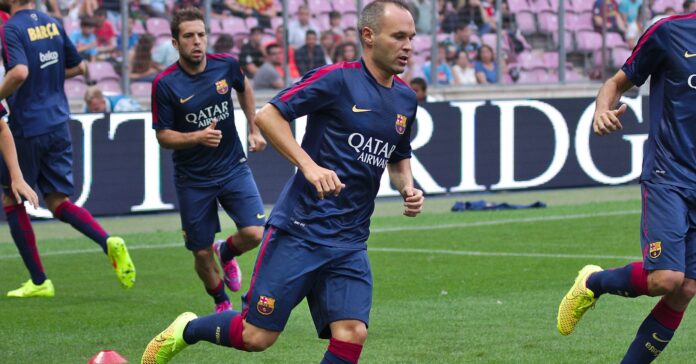 Andrés Iniesta durante un partido del Barça contra el Nápoles (Clément Bucco-Lechat/Wikicommoons)