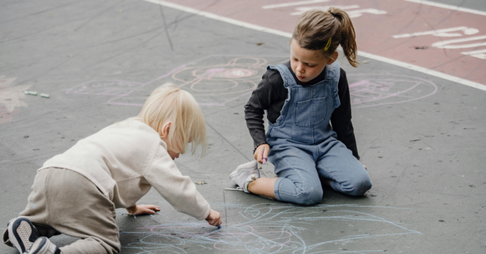 Niños jugando. Pexels/Allan Mas