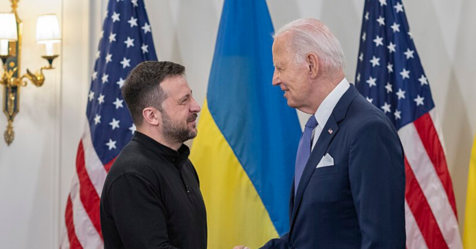 Los presidentes Zelensky y Biden. Wikimedia Commons/DoD photo by U.S. Navy Petty Officer First Class Alexander C. Kubitza