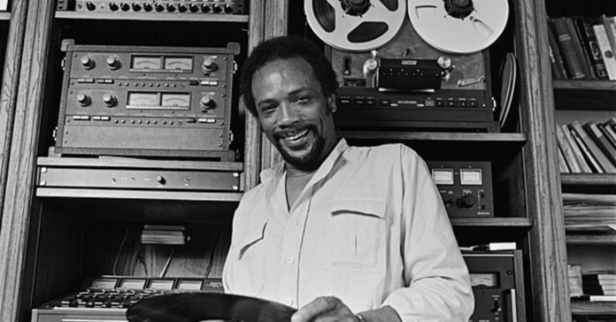 El productor Quincy Jones en su estudio. (Wikimedia/Los Angeles Times)