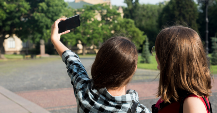 El 90% de las mujeres entre los 18 y los 30 años afirma usar filtros o editar sus fotos antes de publicarlas/Freepik