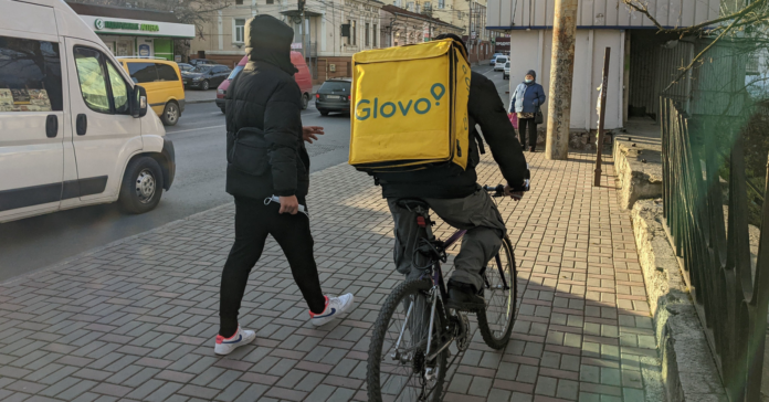 Un rider de Glovo trabajando/Flickr