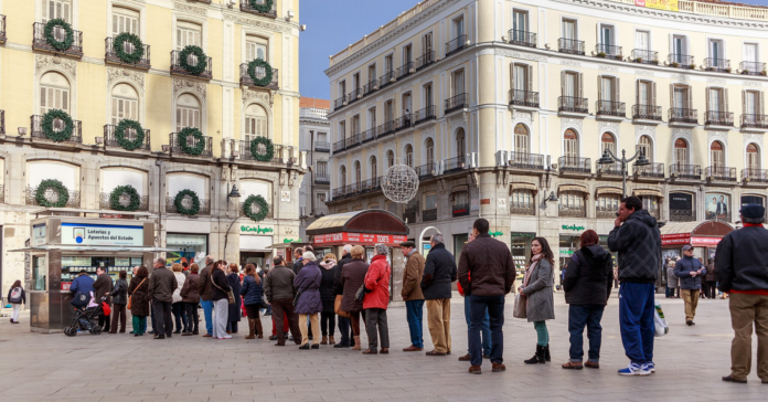 Por Navidad, administraciones como Doña Manolita, en Madrid, acumulan largas colas. / Wikimedia Commons - Barcex