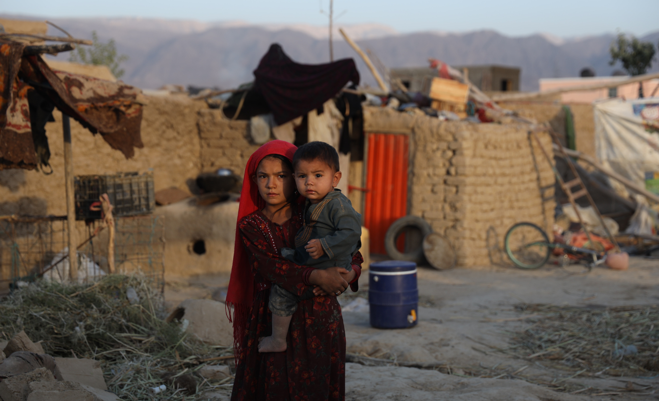 Una niña sostiene en brazos a su hermano pequeño en Afganistán / Shahen01–Wikimedia Commons