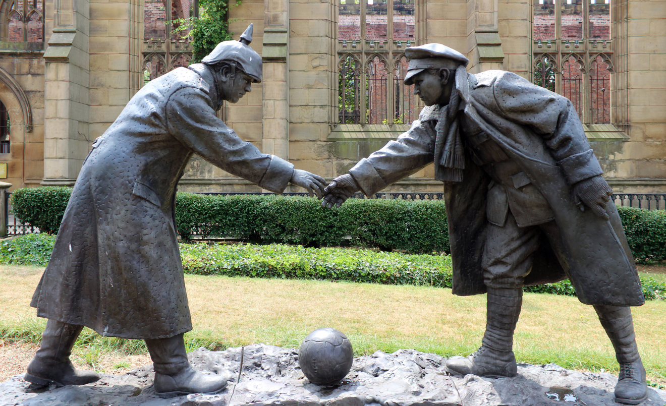 Estatua en el jardín de la iglesia de San Lucas en Liverpool. Simboliza el momento en que soldados ingleses y alemanes declararon una tregua no oficial para jugar al fútbol durante la Primera Guerra Mundial. (Rodhullandemu-Wikimedia Commons)