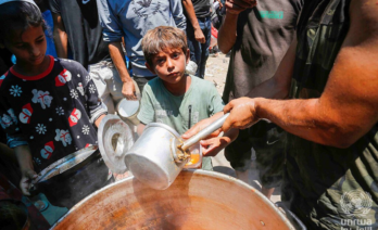 Palestinos desplazados recibiendo comida en Deir al-Balah, en la Franja de Gaza / Ashraf Amra / UNRWA – Wikimedia Commons