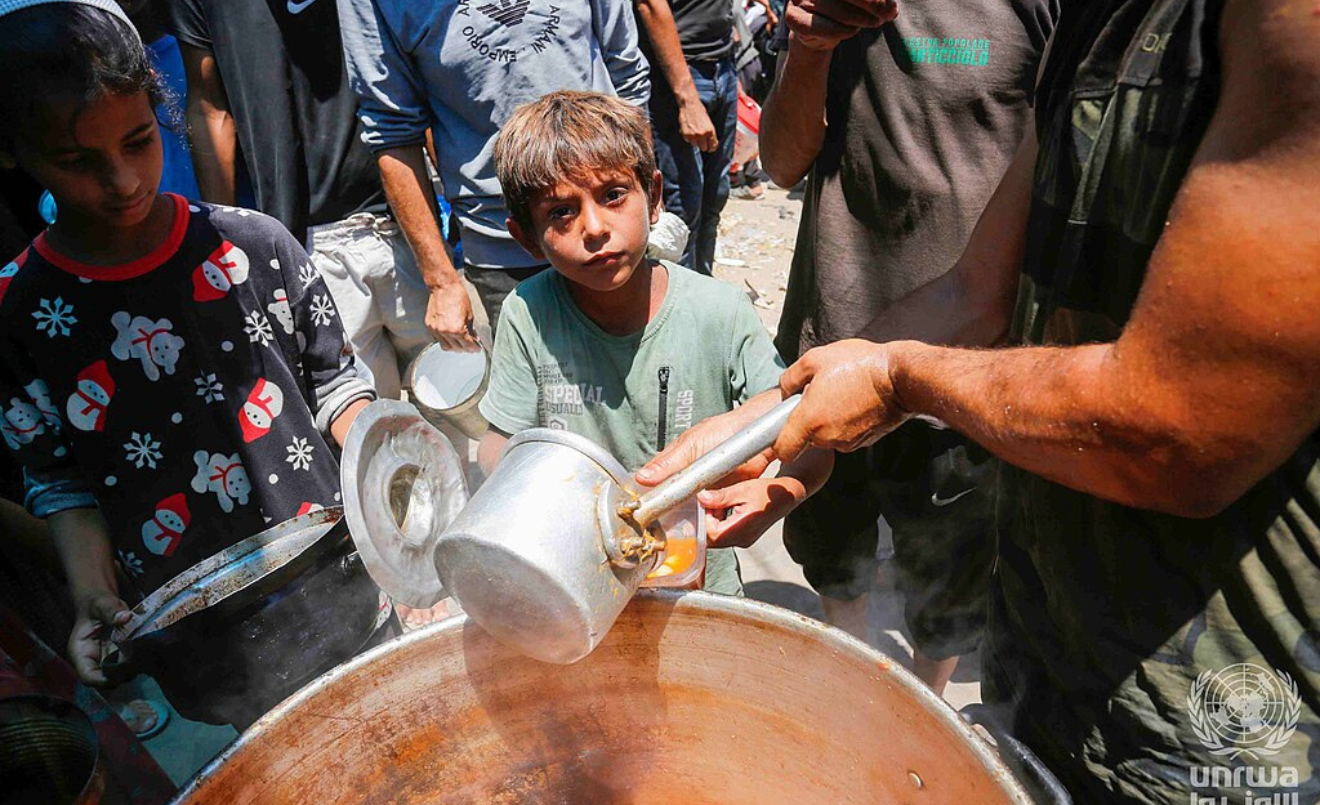 Palestinos desplazados recibiendo comida en Deir al-Balah, en la Franja de Gaza / Ashraf Amra / UNRWA – Wikimedia Commons
