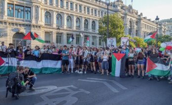 Manifestación propalestina en la etapa final de la Vuelta ciclista en Madrid. (Nemo / Wikimedia Commons)