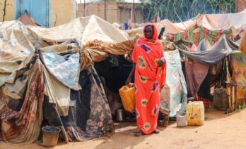 Atrapadas por la guerra y el hambre: las madres en Al Fasher luchan por mantener con vida a sus hijos. (UNICEF/UNI848509/UNICEF)