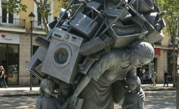 "La càrrega" la falsa escultura amb IA que s'ha fet viral a la xarxa