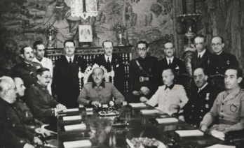 Francisco Franco durante la primera reunión de su gobierno recién formado en 1939. (Dominio público)
