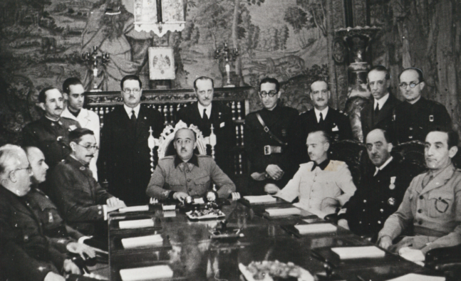 Francisco Franco durante la primera reunión de su gobierno recién formado en 1939. (Dominio público)