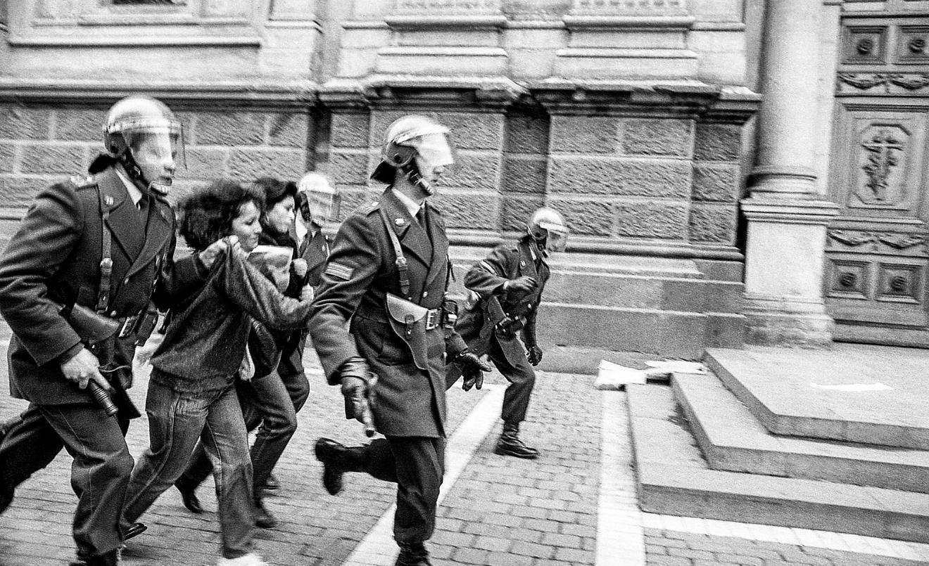 Represión a una movilización contra la tortura. Santiago, septiembre de 1987 (Paulo Slachevsky / Wikimedia Commons)