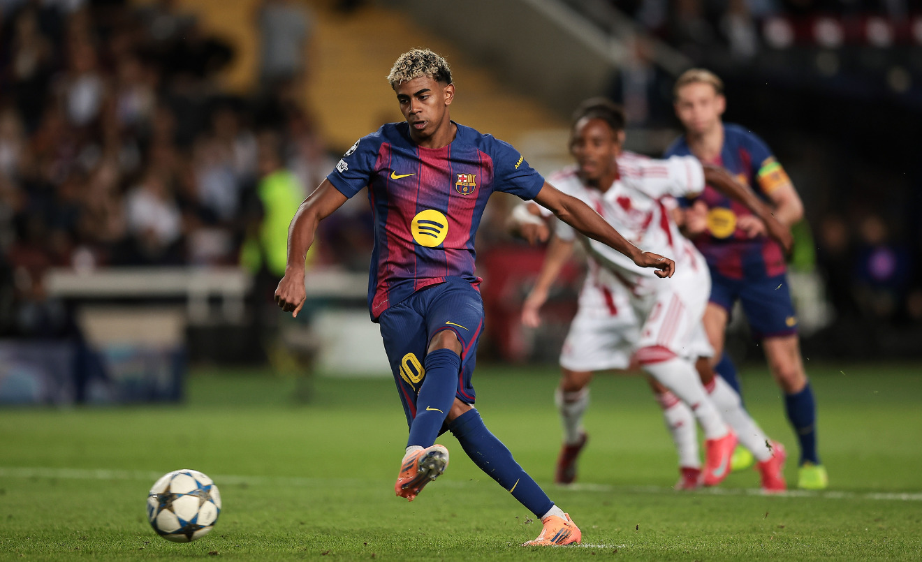 Lamine Yamal chuta un penalti. (FC Barcelona / Eric Alonso)