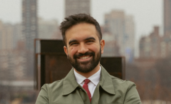 Zohran Mamdani, fotografiado por Kara McCurdy en el Distrito 36 de la Asamblea (Karamccurdy/Wikimedia Commons)