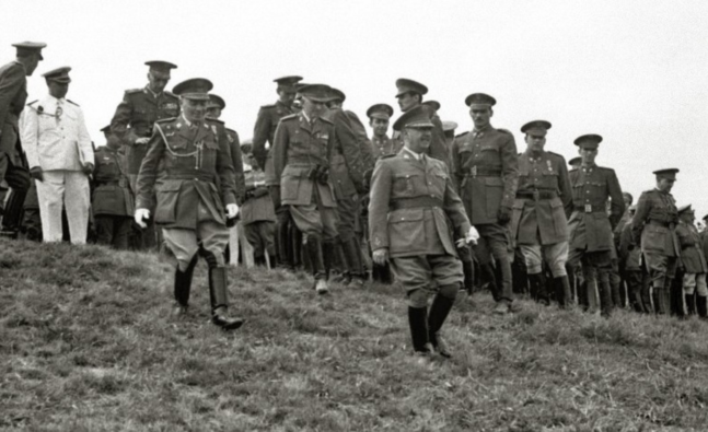 Francisco Franco junto con mandos militares en unas maniobras.