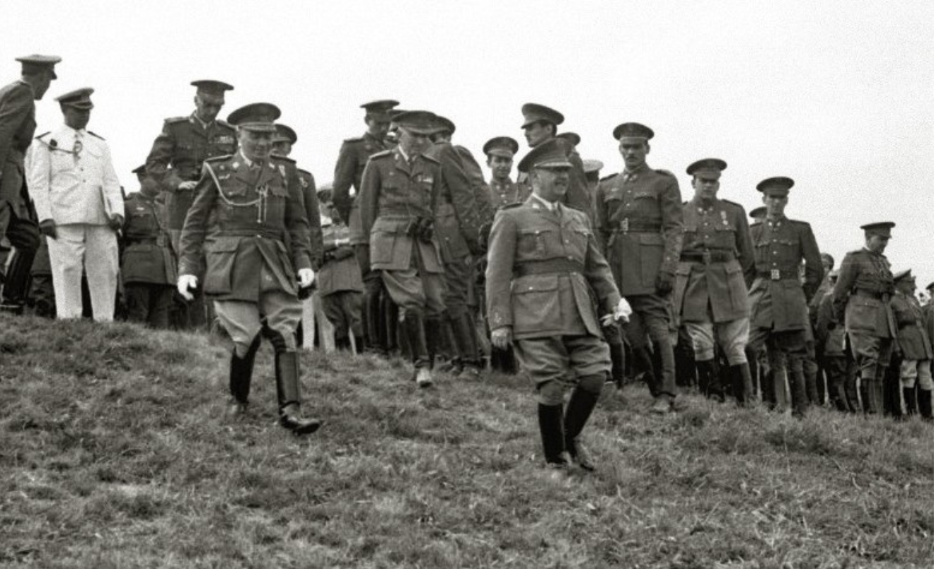 Francisco Franco junto con mandos militares en unas maniobras.