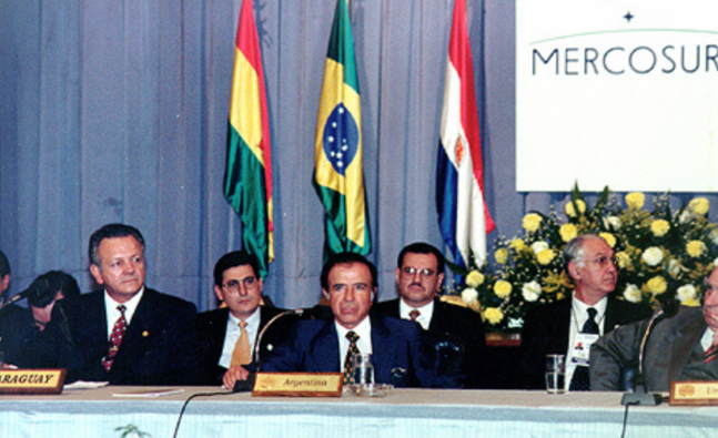 El presidente Carlos Menem participó de la XII Cumbre de Presidentes del Mercosur, donde se debatieron las prioridades para profundizar la integración económica regional. (Víctor Bugge / Wikimedia Commons)