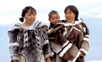 Indumentaria tradicional de la comunidad inuit / Ansgar Walk – Wikimedia Commons