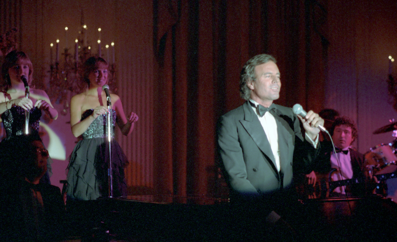 Julio Iglesias cantando en la Casa Blanca en 1984. (Wikimedia Commons)