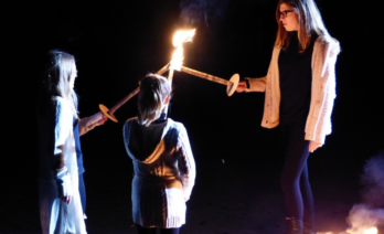 Niños con farolillos y velas durante una celebración de la Candelaria. (Flickr/calafellvalo)