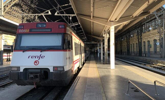 Unidad de 447-003R de Renfe Cercanías estacionada en el Sector B de la vía 3 de València Nord lista para realizar un servicio de Cercanías a Gandía (Wikimedia Commons/Tranvía Blanco)