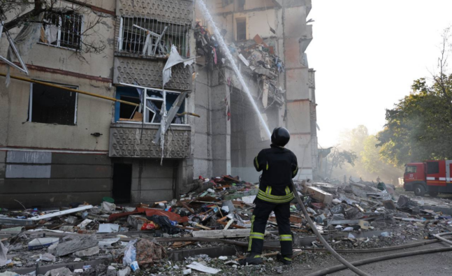 Efectos de un bombardeo ruso en la ciudad ucraniana de Járkiv en 2024 (Kharkiv Regional State Administration/Wikimedia Commons)