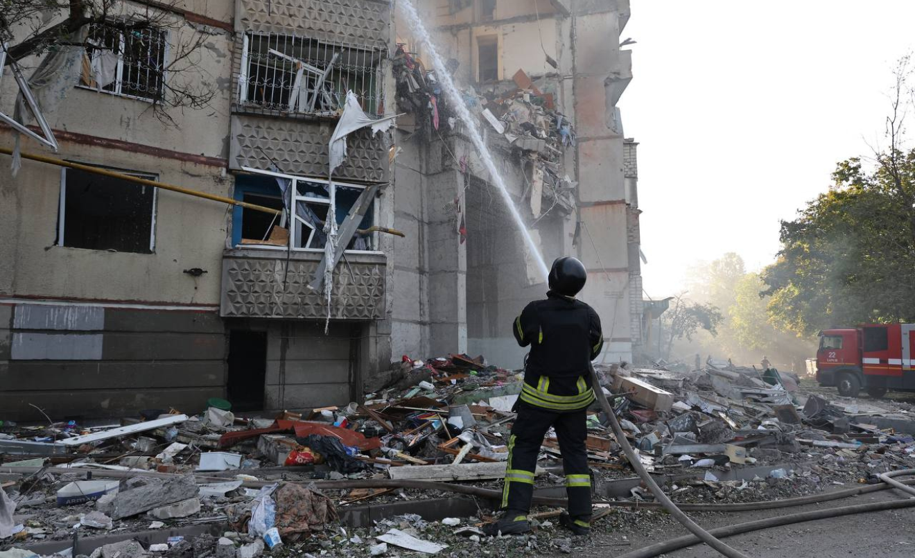 Efectos de un bombardeo ruso en la ciudad ucraniana de Járkiv en 2024 (Kharkiv Regional State Administration/Wikimedia Commons)