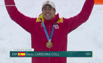 Oriol Cardona, de 31 años, con la medalla de oro tras ganar en el sprint de skimo. (Teledeporte / RTVE)