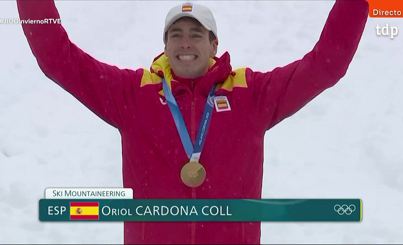 Oriol Cardona, de 31 años, con la medalla de oro tras ganar en el sprint de skimo. (Teledeporte / RTVE)