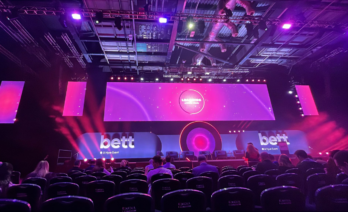 El escenario principal del BETT London acoge conferencias y charlas de personalidades de renombre / Montse Paradeda