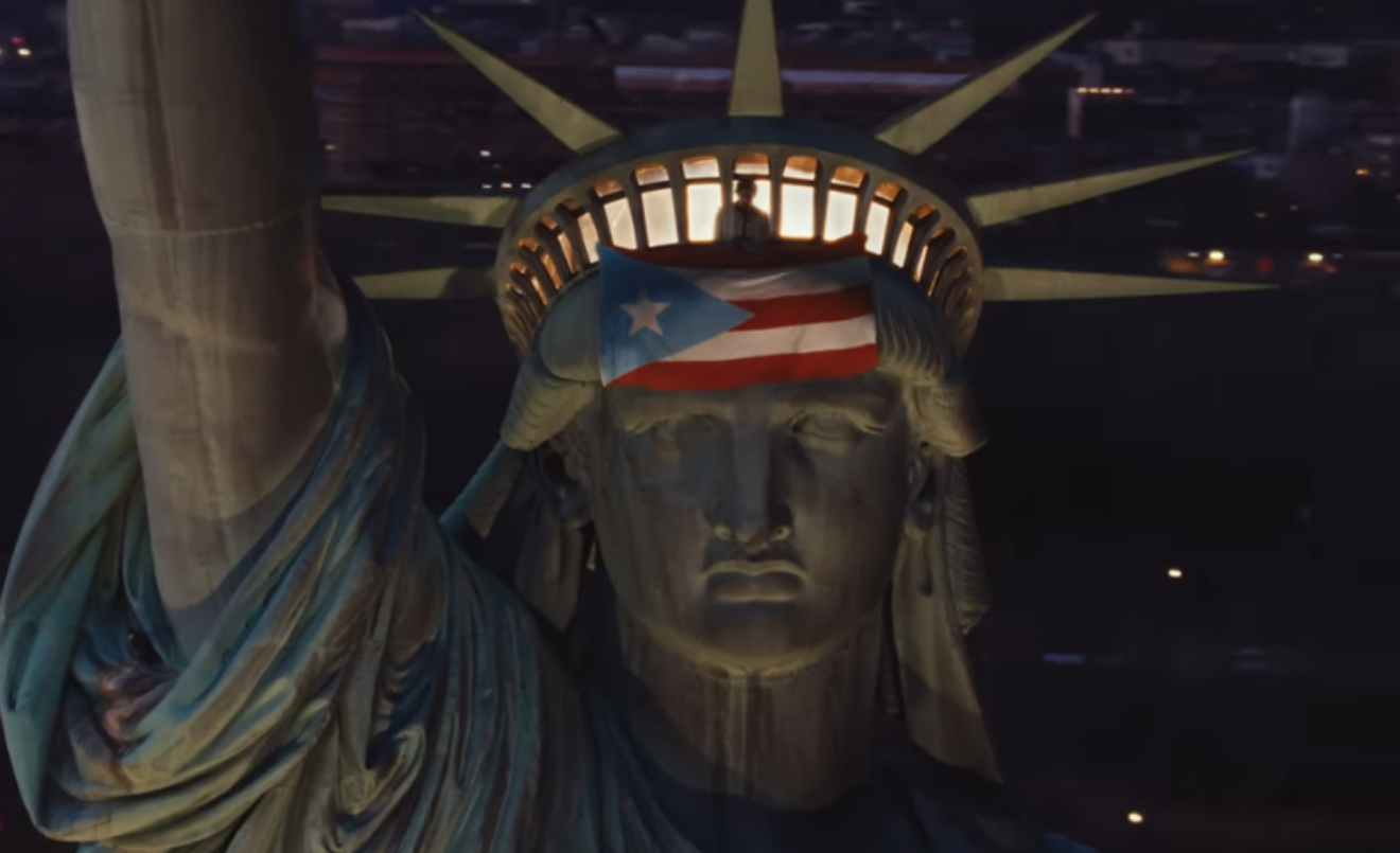 Fotograma del videoclip NUEVAYoL, en el canal de Youtube de Bad Bunny