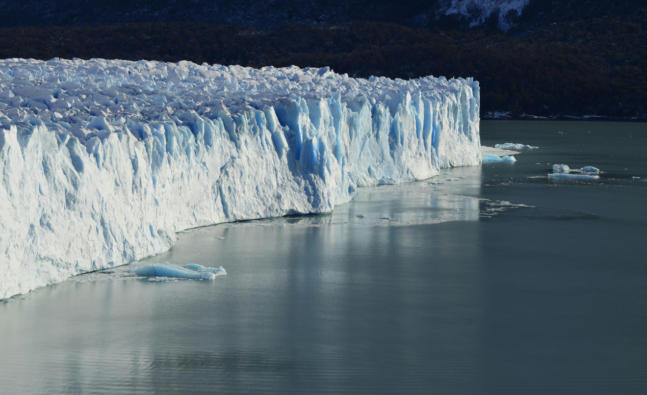 Los océanos siguen calentándose y el derretimiento de los glaciares no se detiene. (Agustín Lautaro / Unsplash)