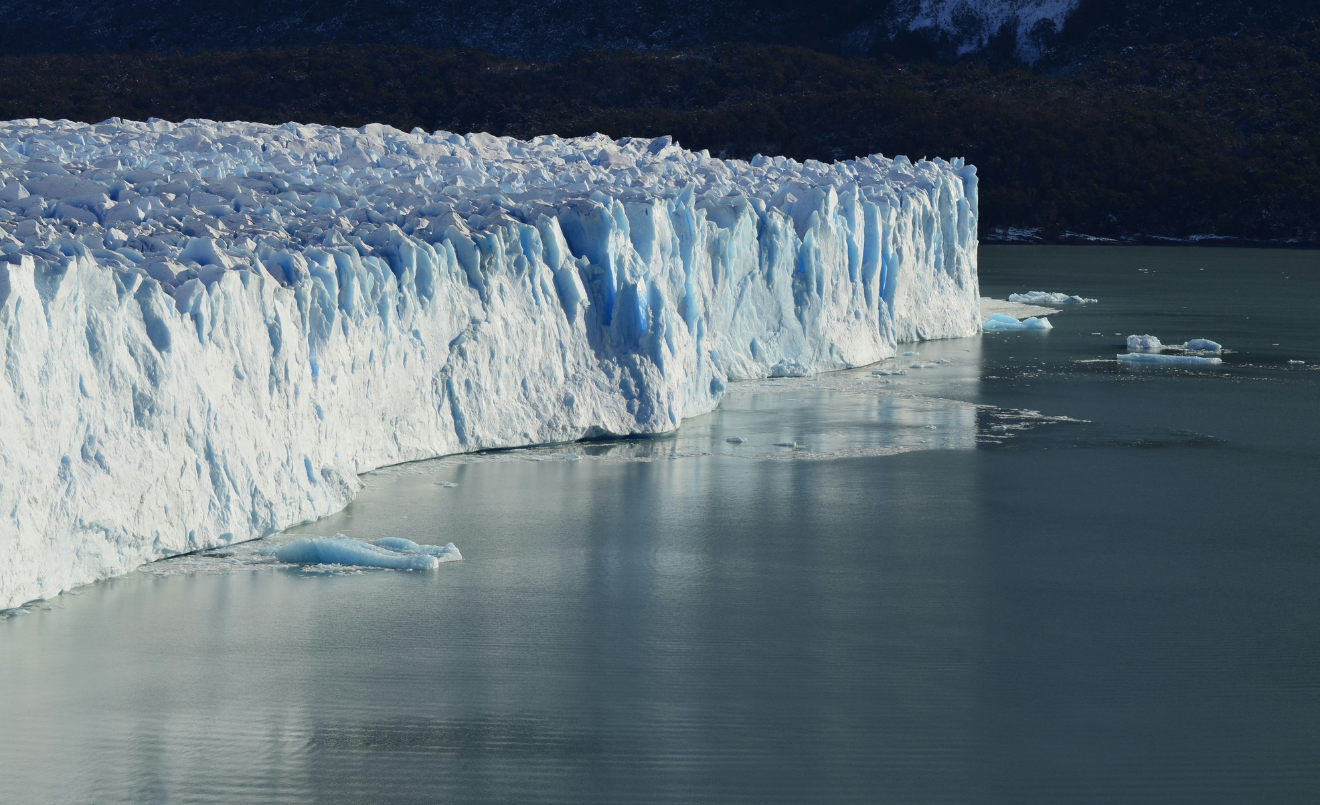 Los océanos siguen calentándose y el derretimiento de los glaciares no se detiene. (Agustín Lautaro / Unsplash)
