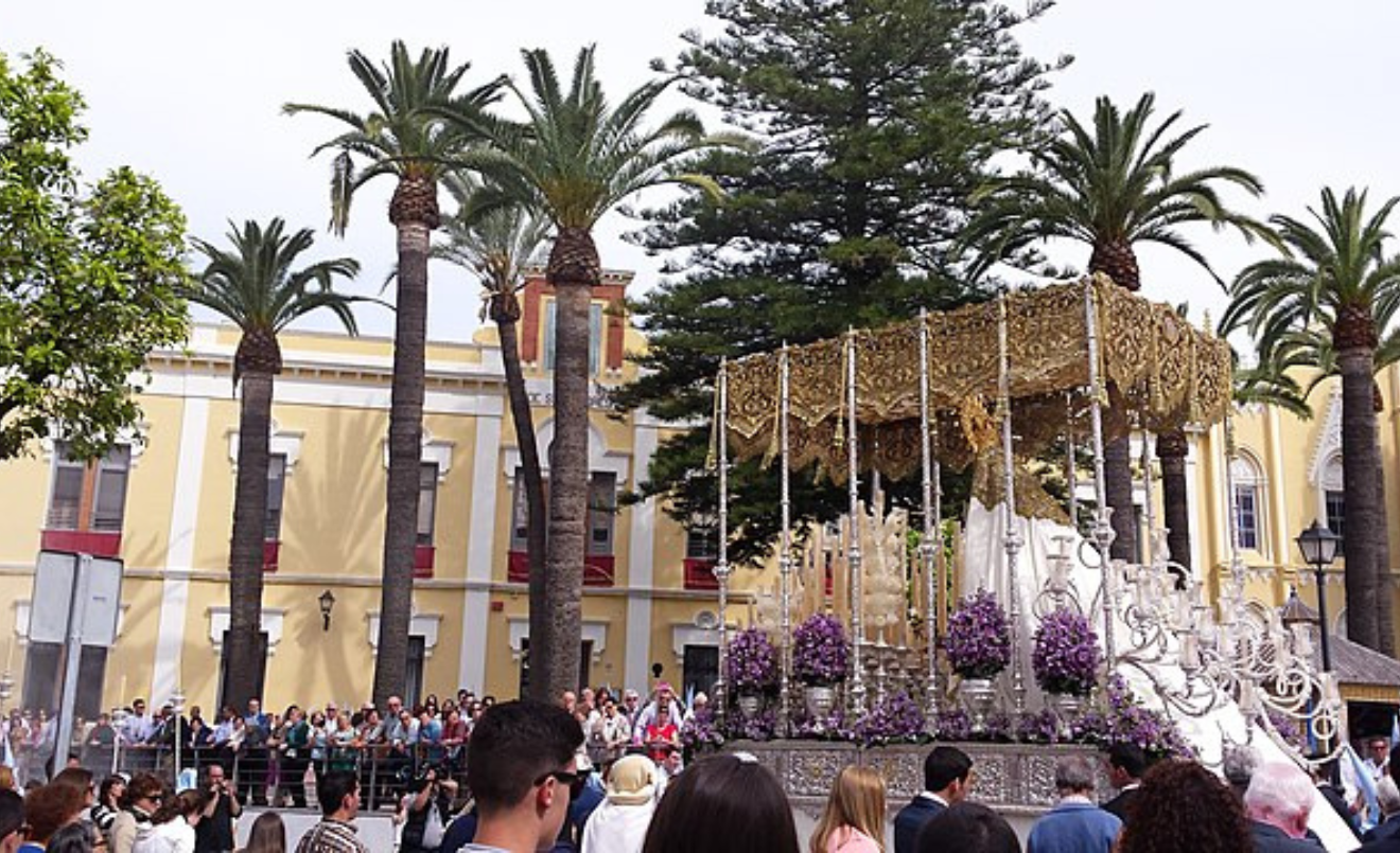 Costaleros cargando un 'paso' en Lebrija, Sevilla (Wikimedia Commons)