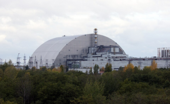 El reactor 4 de Chernóbil con el sarcófago protector completado el 2016 (Wikimedia Commons/Tim Porter)